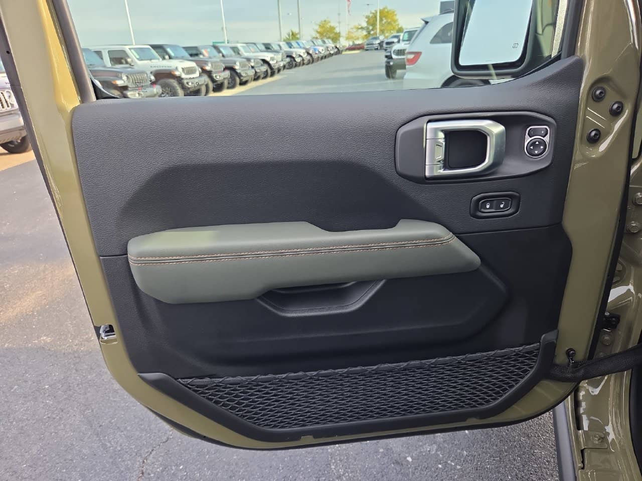 2027 Jeep Gladiator - Image 3