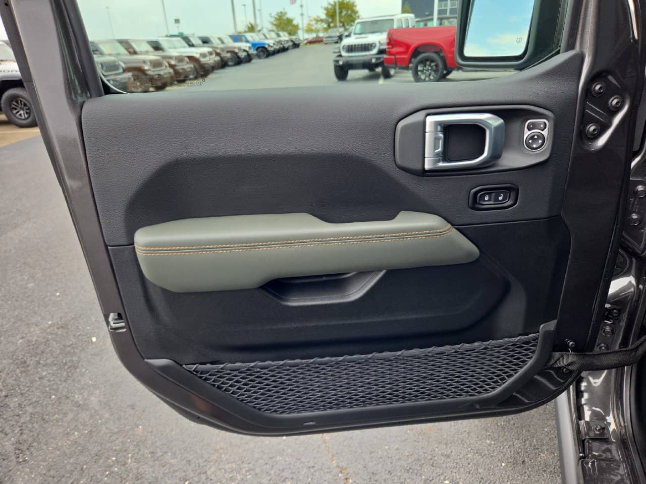 2027 Jeep Gladiator - Image 3
