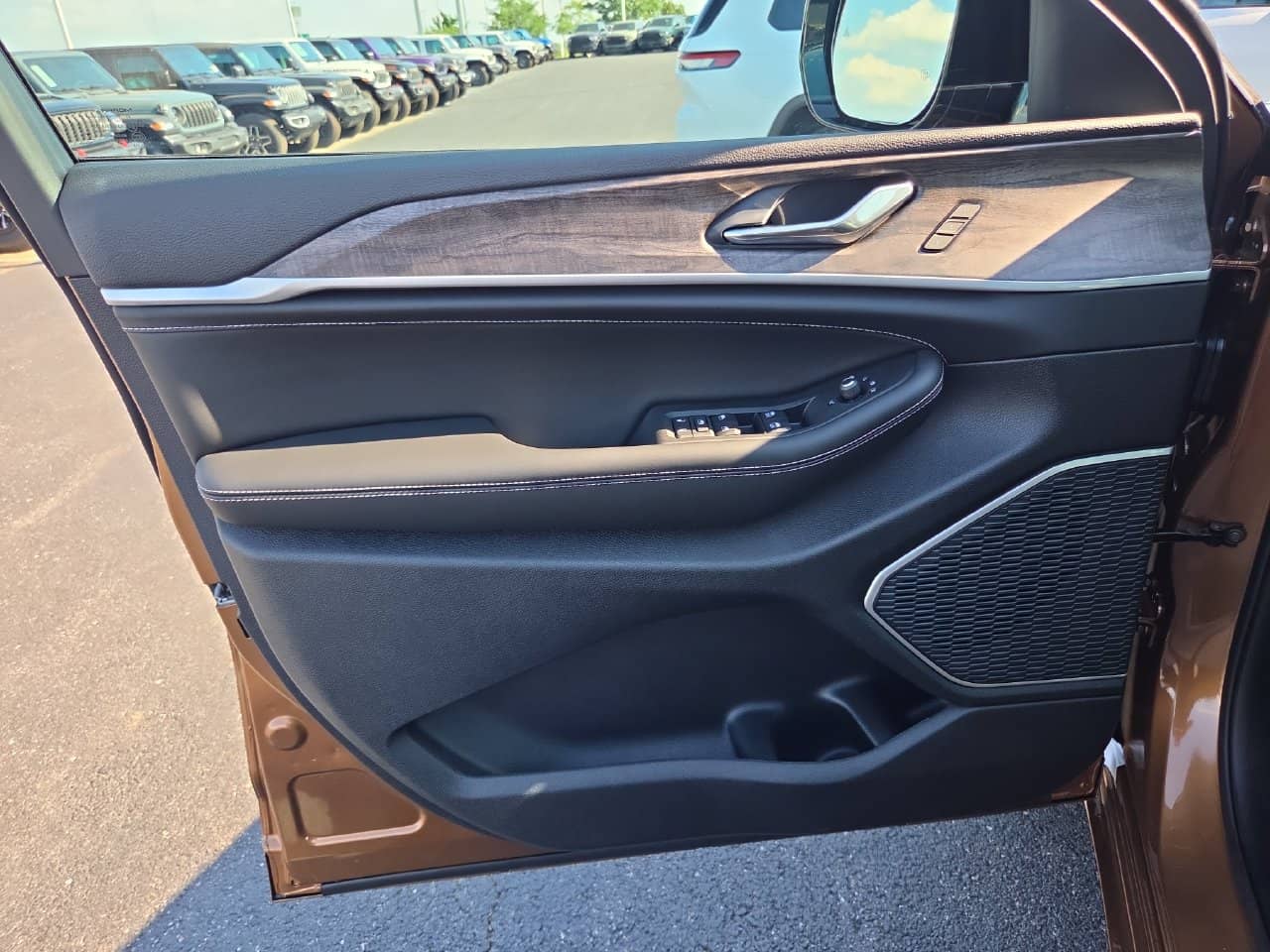 2027 Jeep Grand Cherokee - Image 3