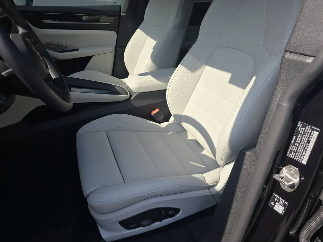 2026 Porsche Macan - Image 40