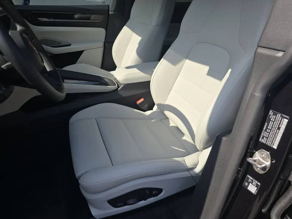 2026 Porsche Macan - Image 39