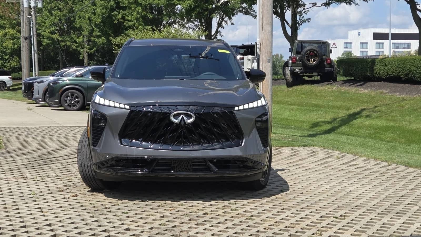 2027 INFINITI QX65 - Image 3