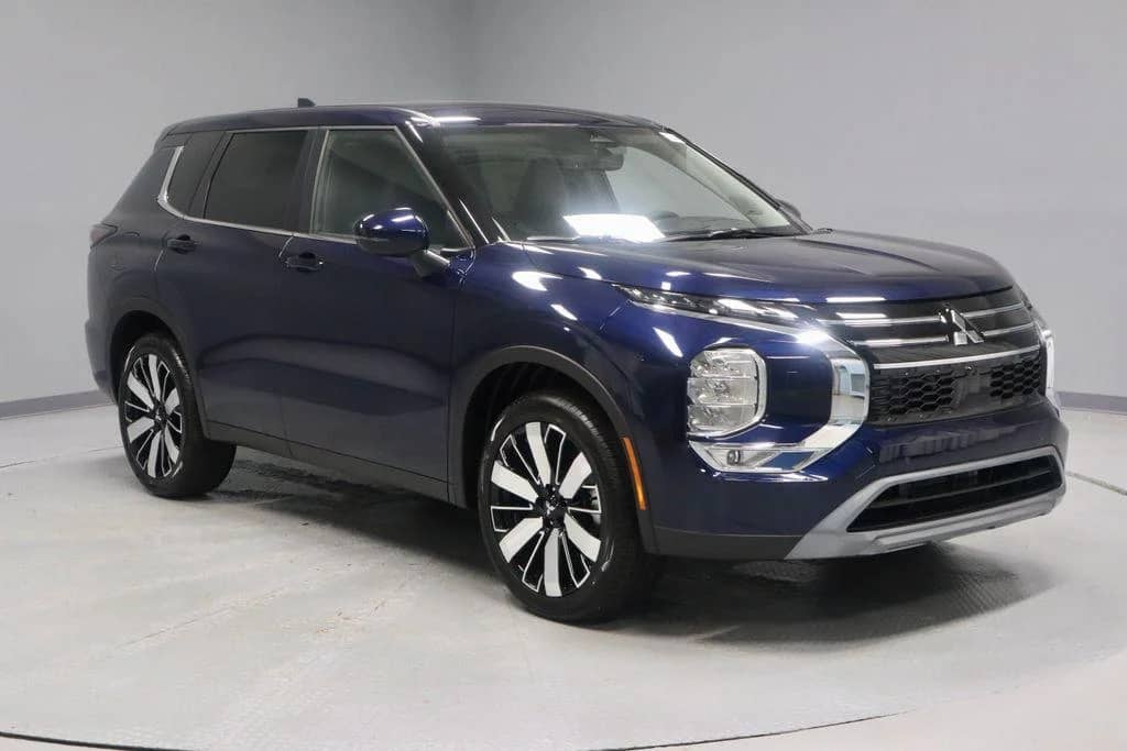 2026 Mitsubishi Outlander - Image 1