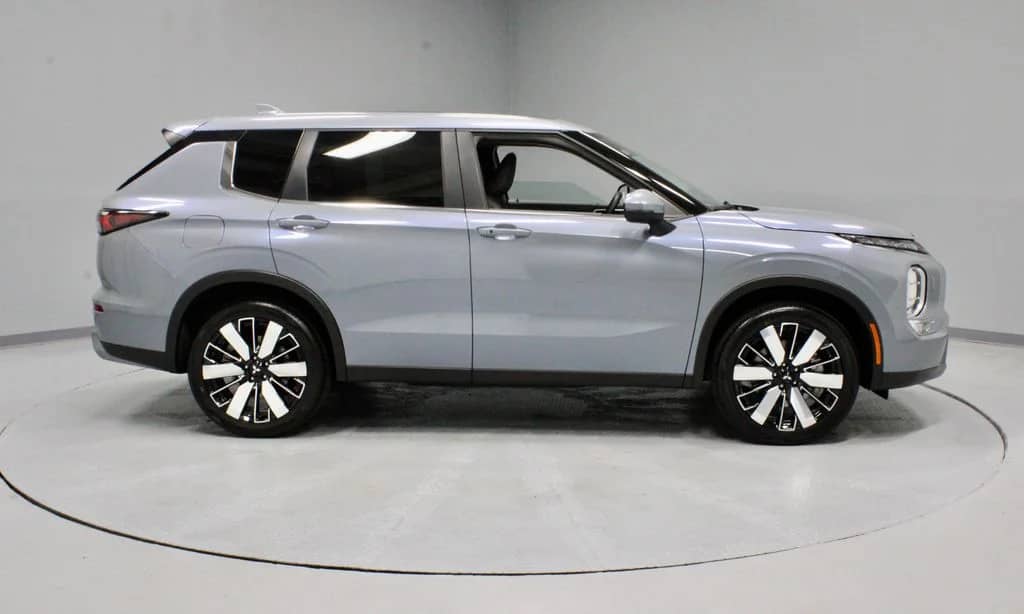 2026 Mitsubishi Outlander - Image 3