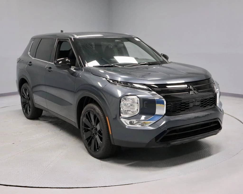 2026 Mitsubishi Outlander - Image 2