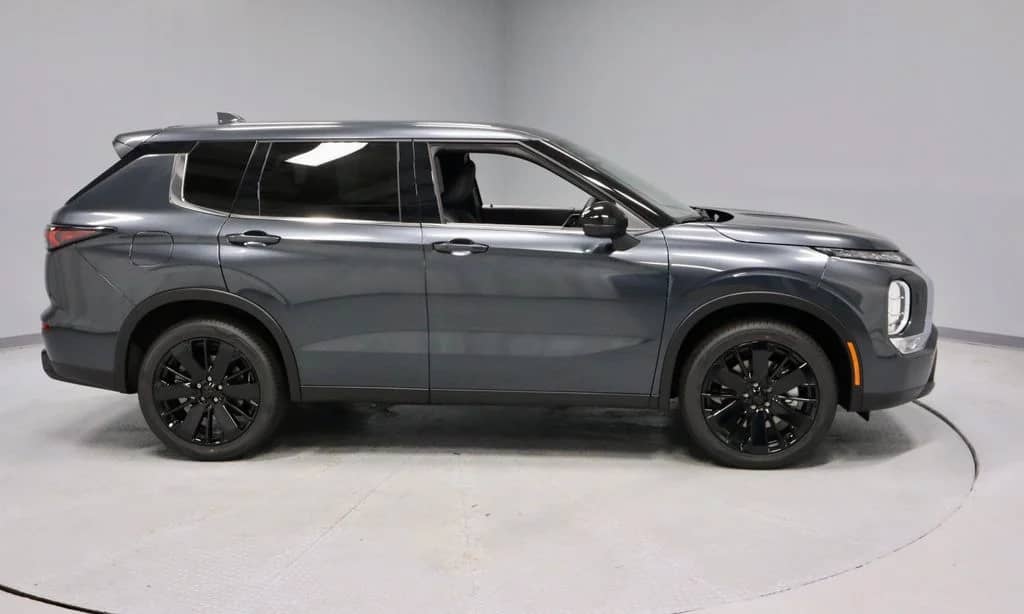2026 Mitsubishi Outlander - Image 3