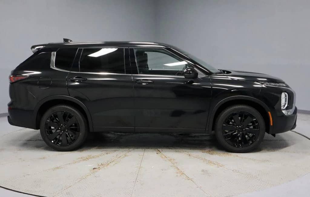 2026 Mitsubishi Outlander - Image 3