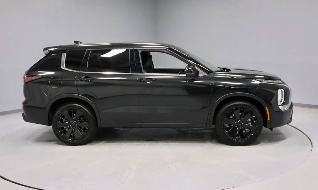 2026 Mitsubishi Outlander - Image 3