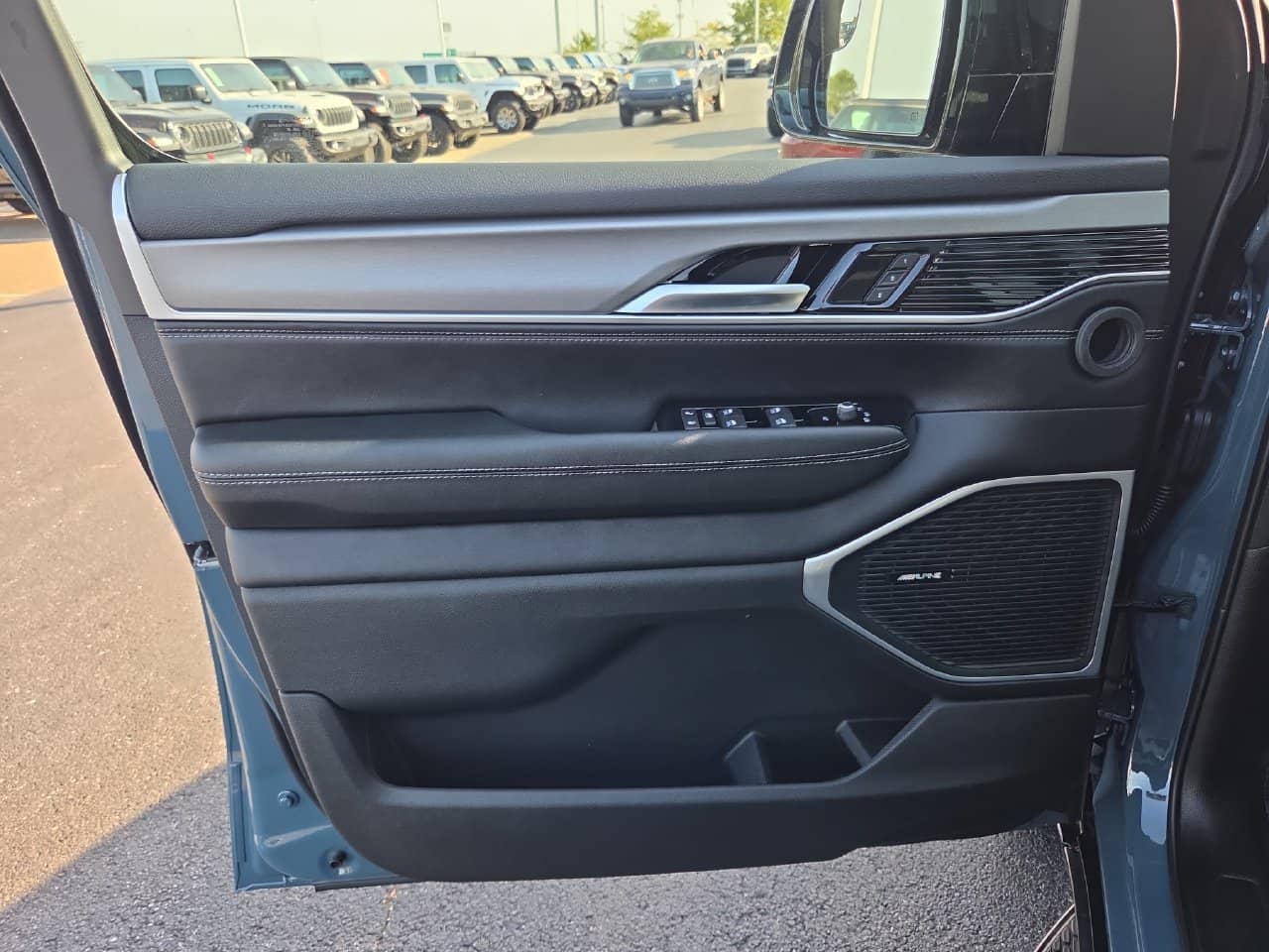 2027 Jeep Grand Wagoneer - Image 3