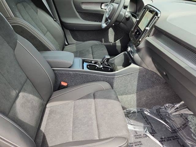 2026 Volvo EX40 - Image 28