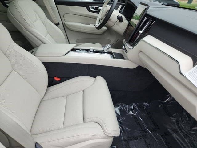 2026 Volvo XC60 - Image 28