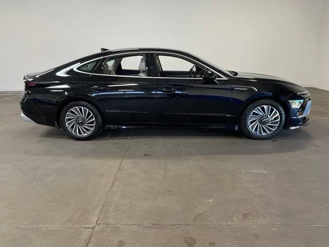2025 Hyundai Sonata Hybrid - Image 2