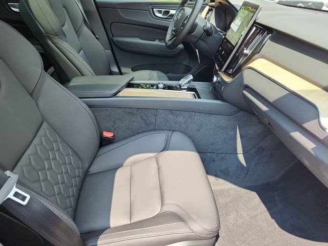 2026 Volvo XC60 - Image 28