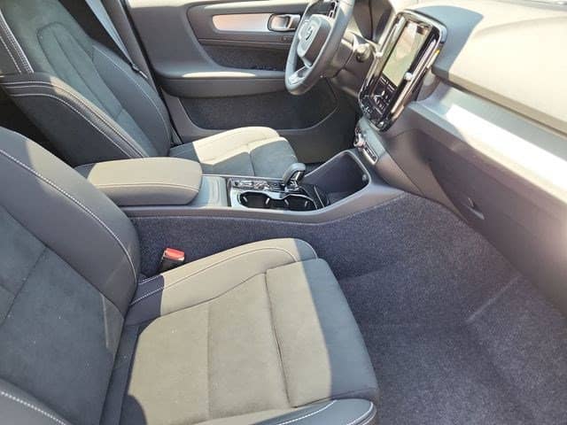 2026 Volvo XC40 - Image 28