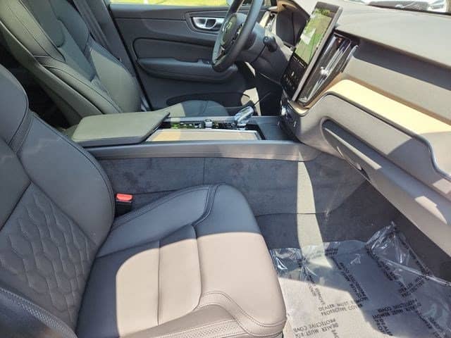 2026 Volvo XC60 - Image 28