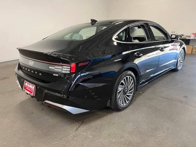 2025 Hyundai Sonata Hybrid - Image 3