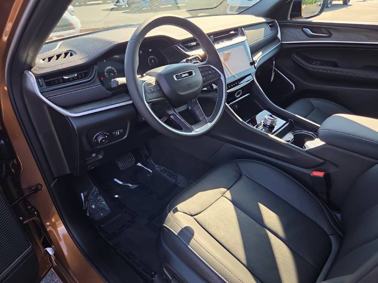 2027 Jeep Grand Cherokee - Image 2