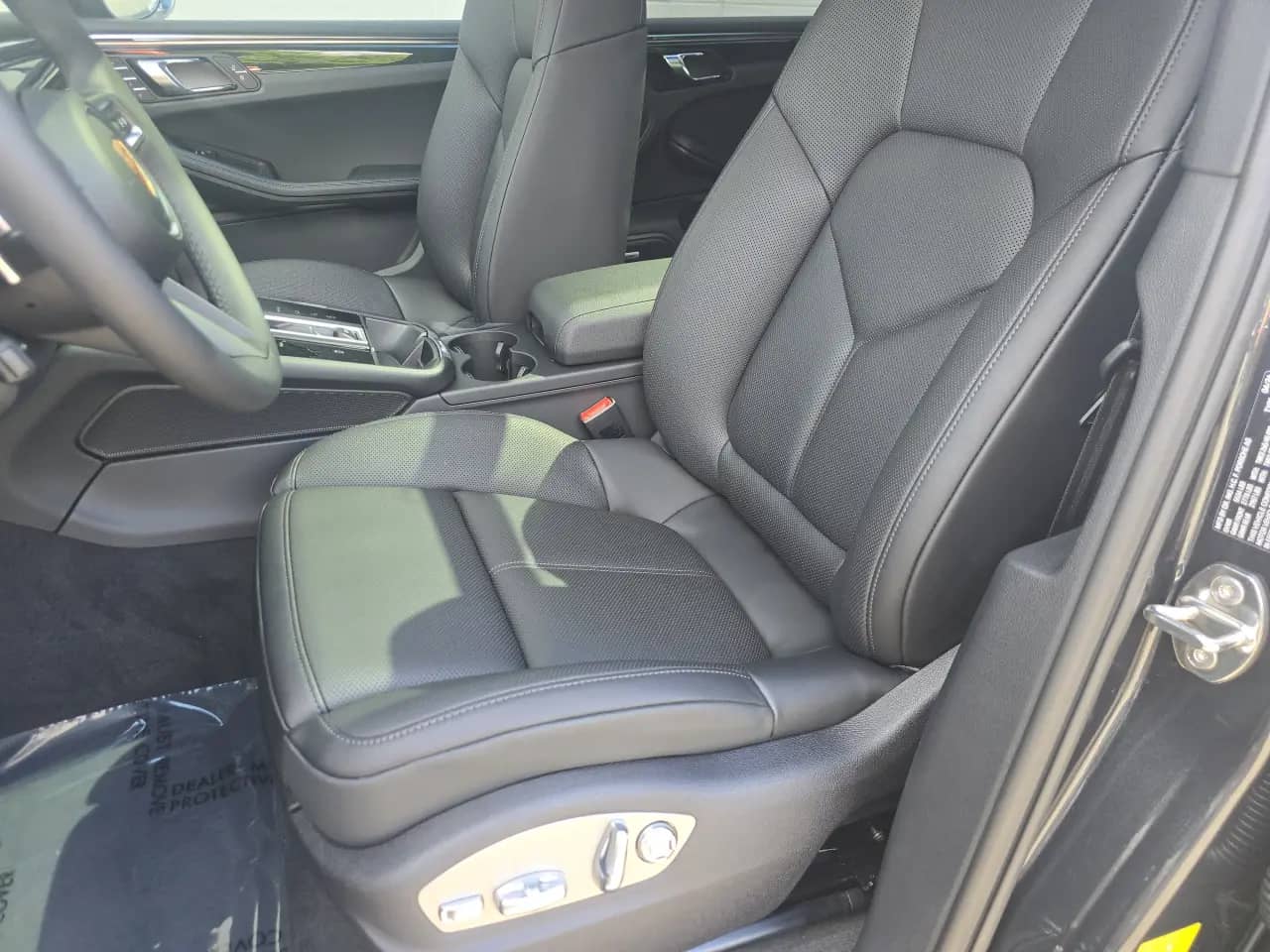 2026 Porsche Macan - Image 40