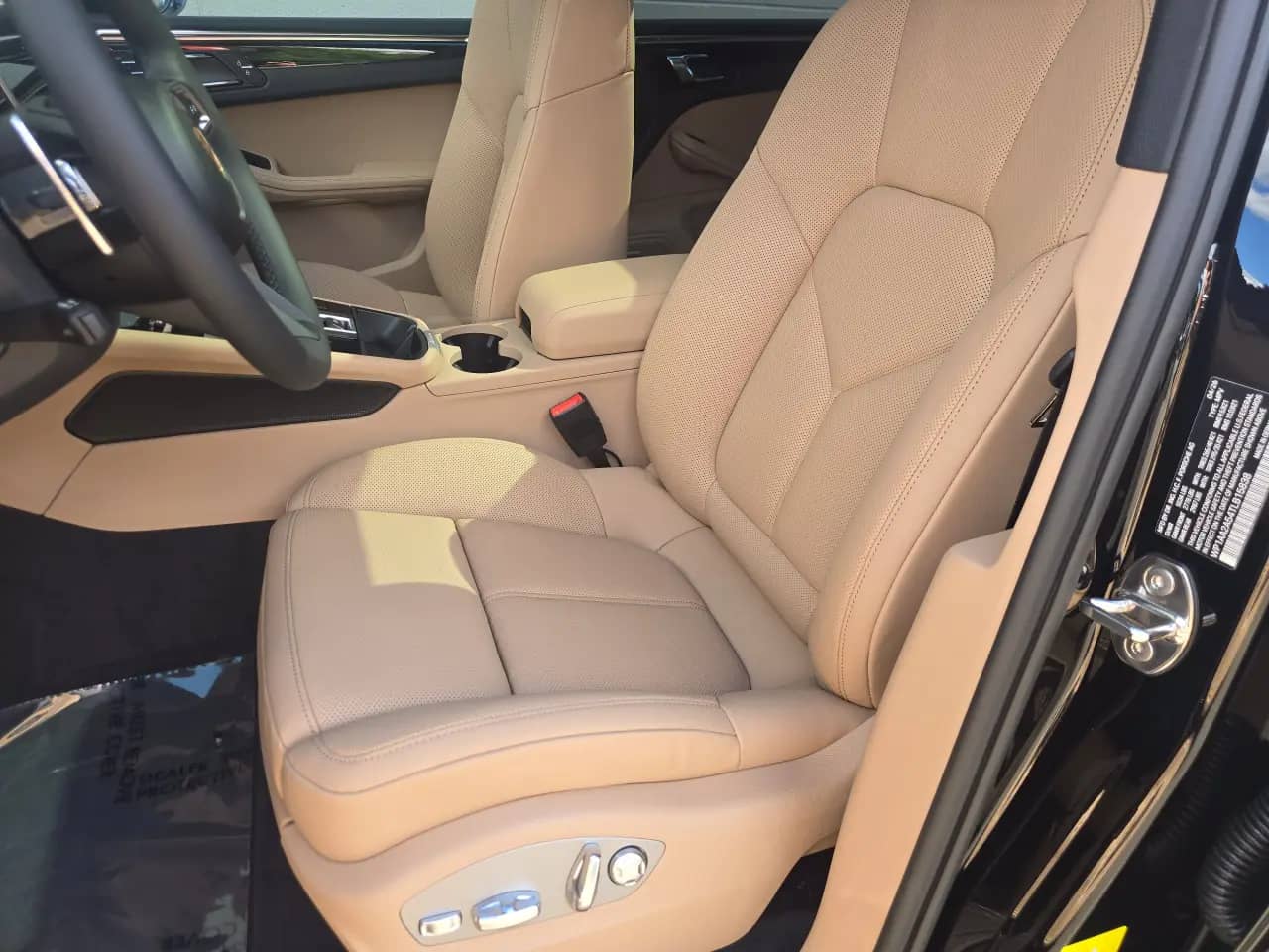 2026 Porsche Macan - Image 40