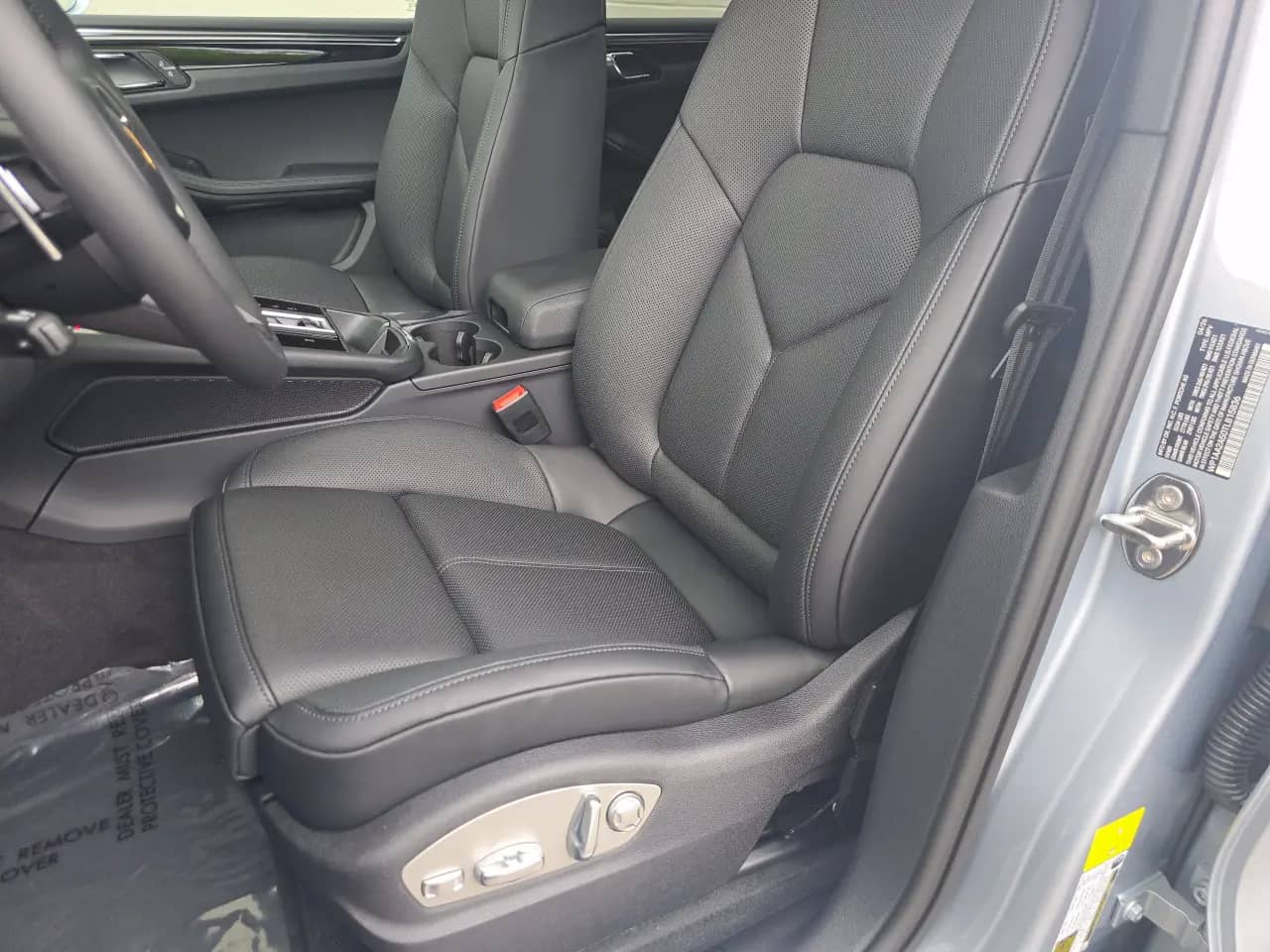 2026 Porsche Macan - Image 40