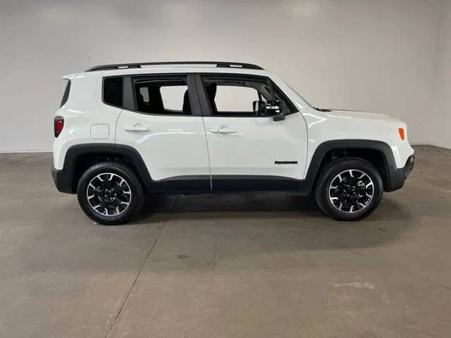 2023 Jeep Renegade - Image 2