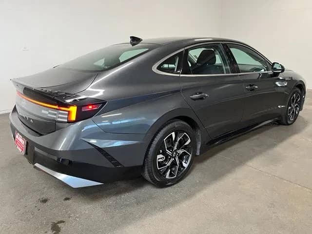 2024 Hyundai Sonata - Image 3
