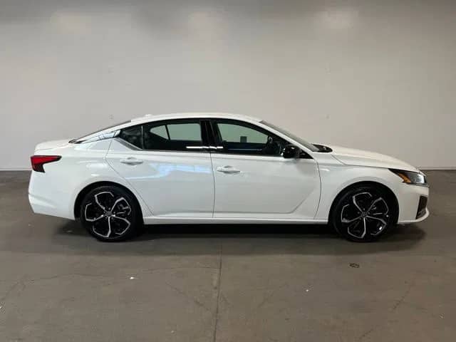 2024 Nissan Altima - Image 2