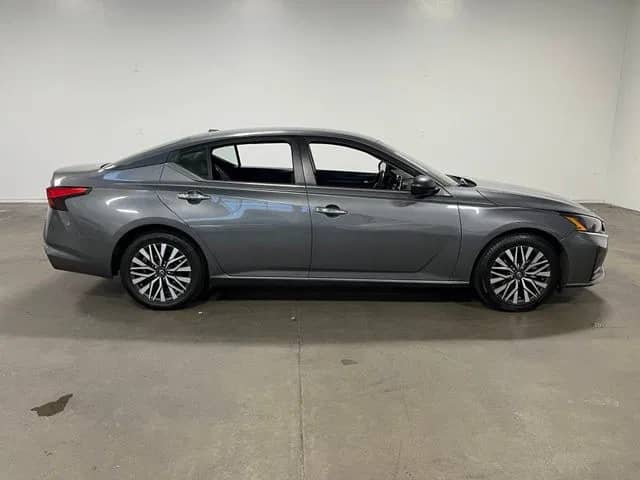 2024 Nissan Altima - Image 2
