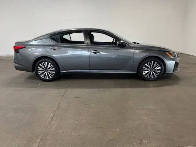 2024 Nissan Altima - Image 2