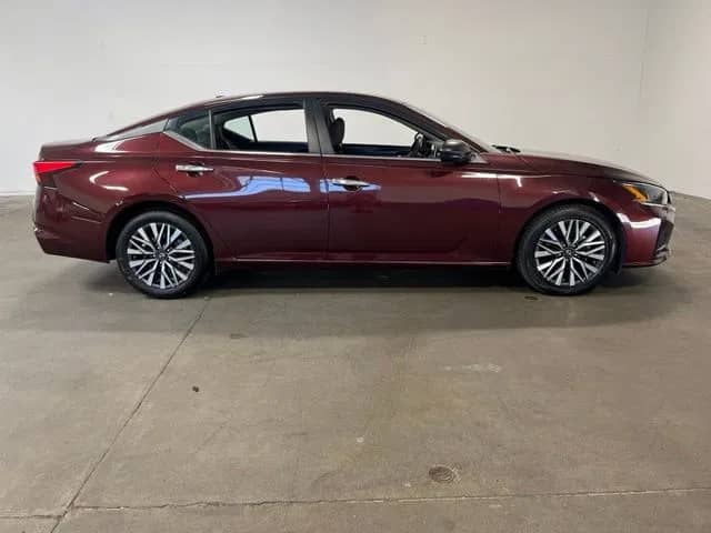 2024 Nissan Altima - Image 2