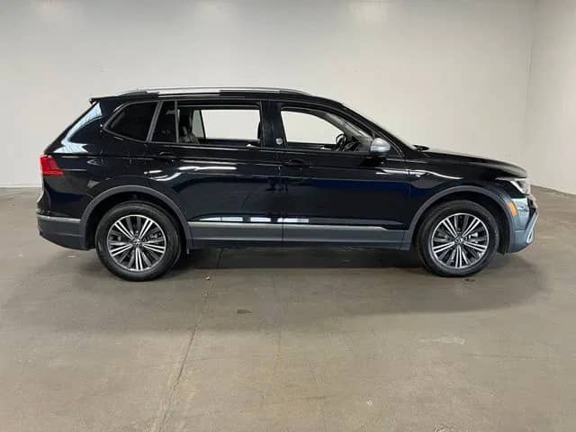 2024 Volkswagen Tiguan - Image 2