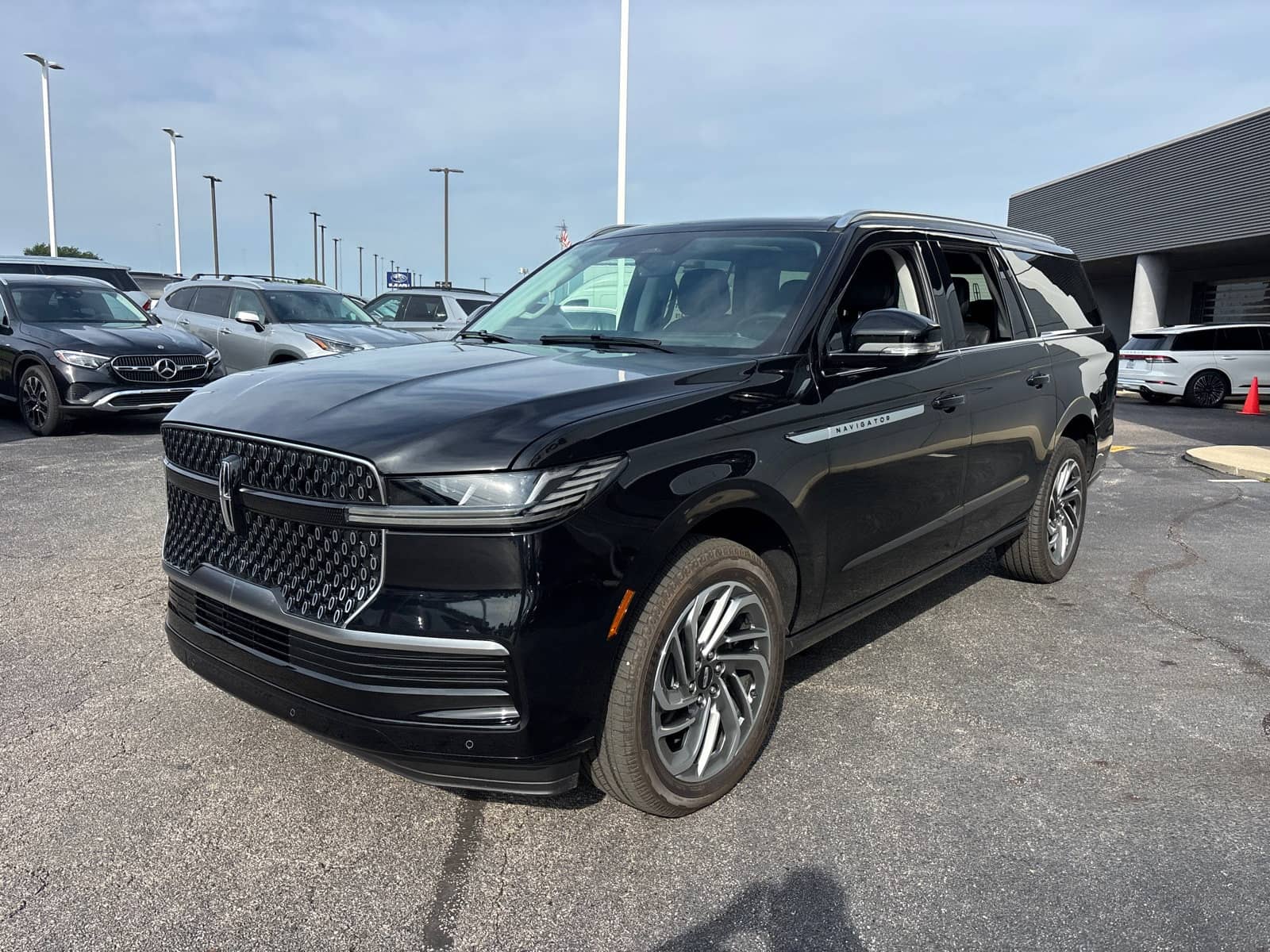 2026 Lincoln Navigator - Image 3