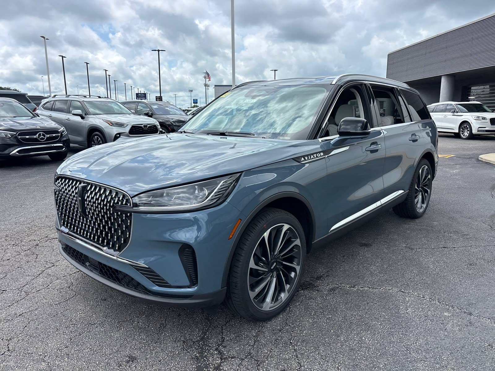 2026 Lincoln Aviator - Image 3