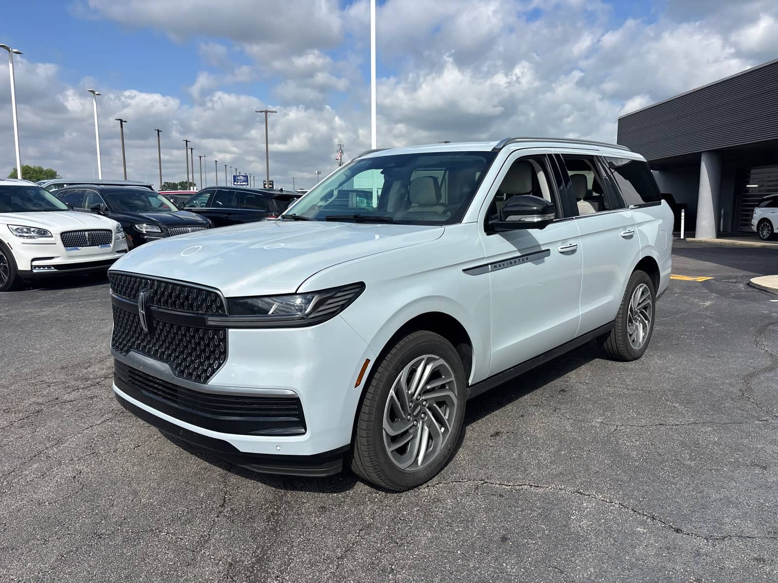 2026 Lincoln Navigator - Image 3