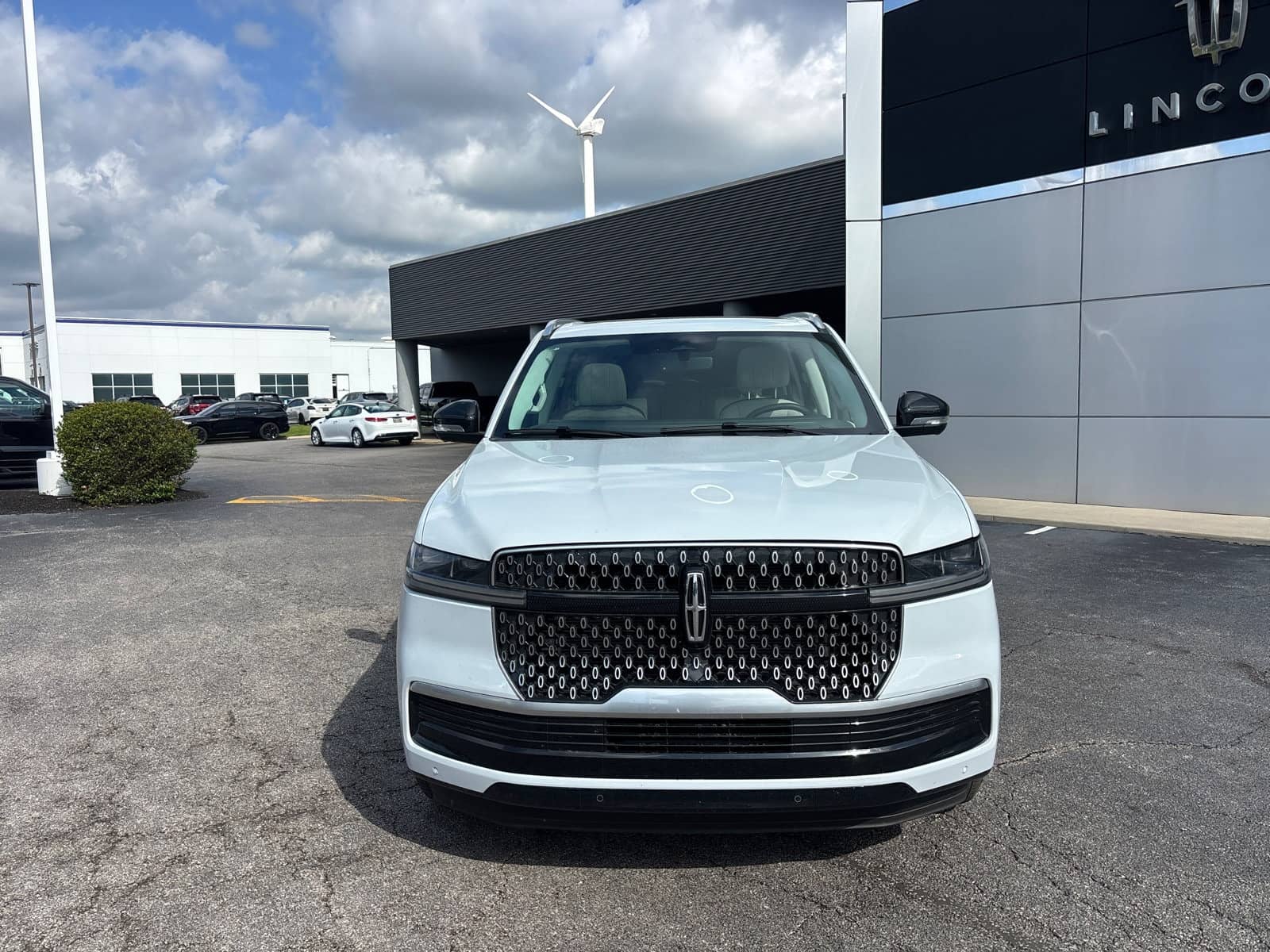2026 Lincoln Navigator - Image 2
