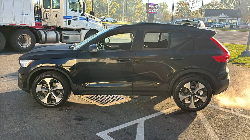 2026 Volvo XC40 - Image 3