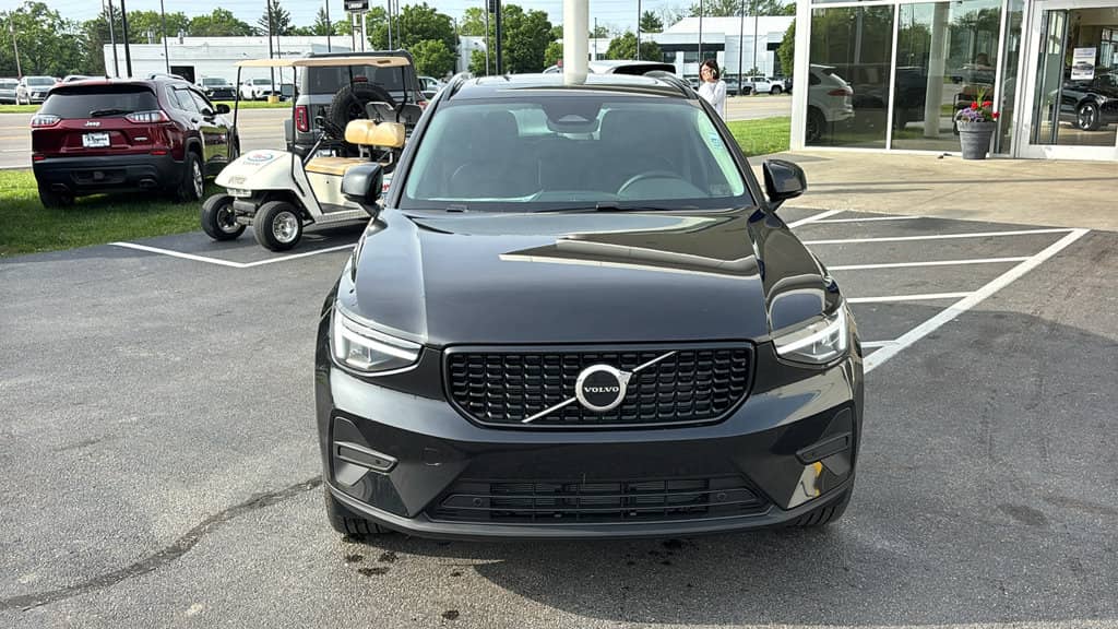 2026 Volvo XC40 - Image 3