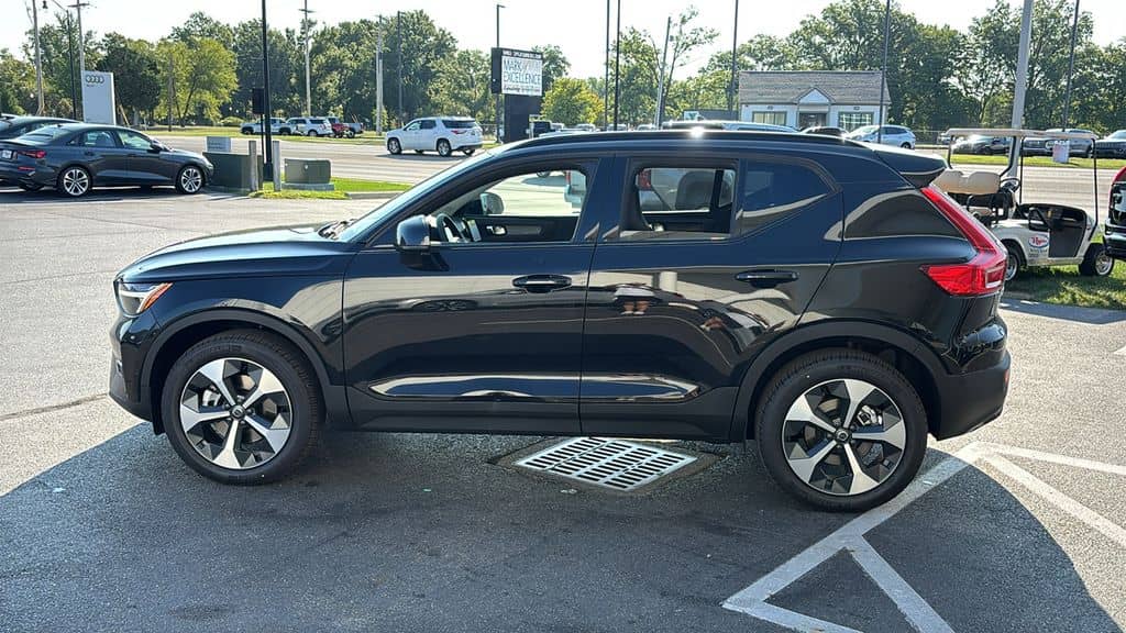 2026 Volvo XC40 - Image 3