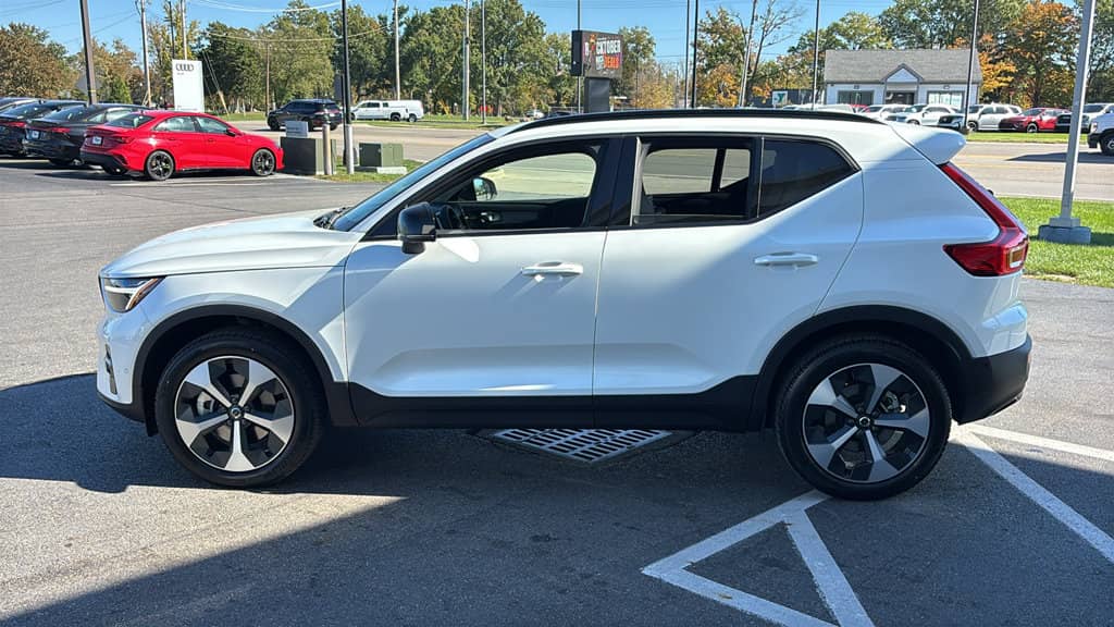 2026 Volvo XC40 - Image 3