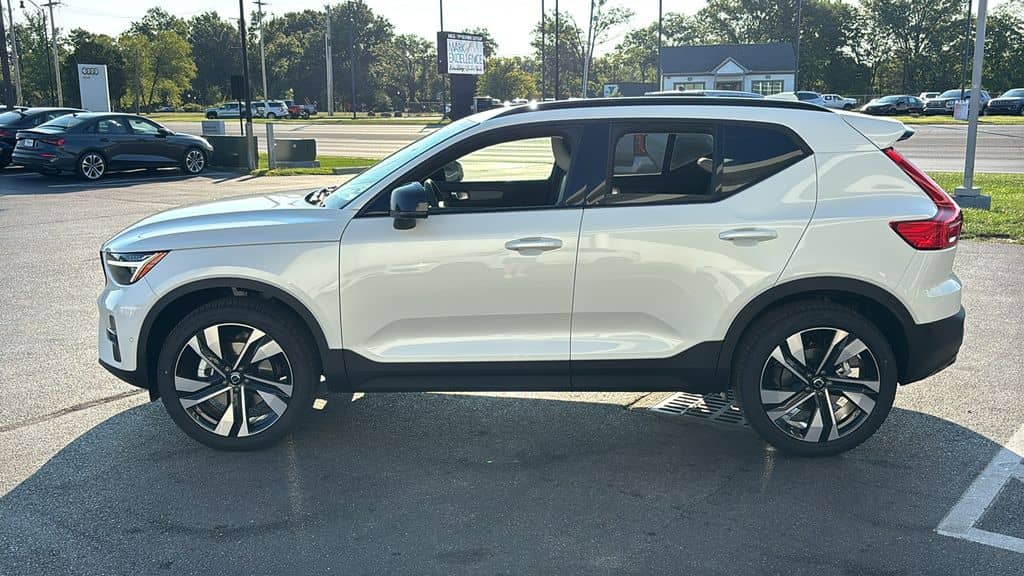 2026 Volvo XC40 - Image 3