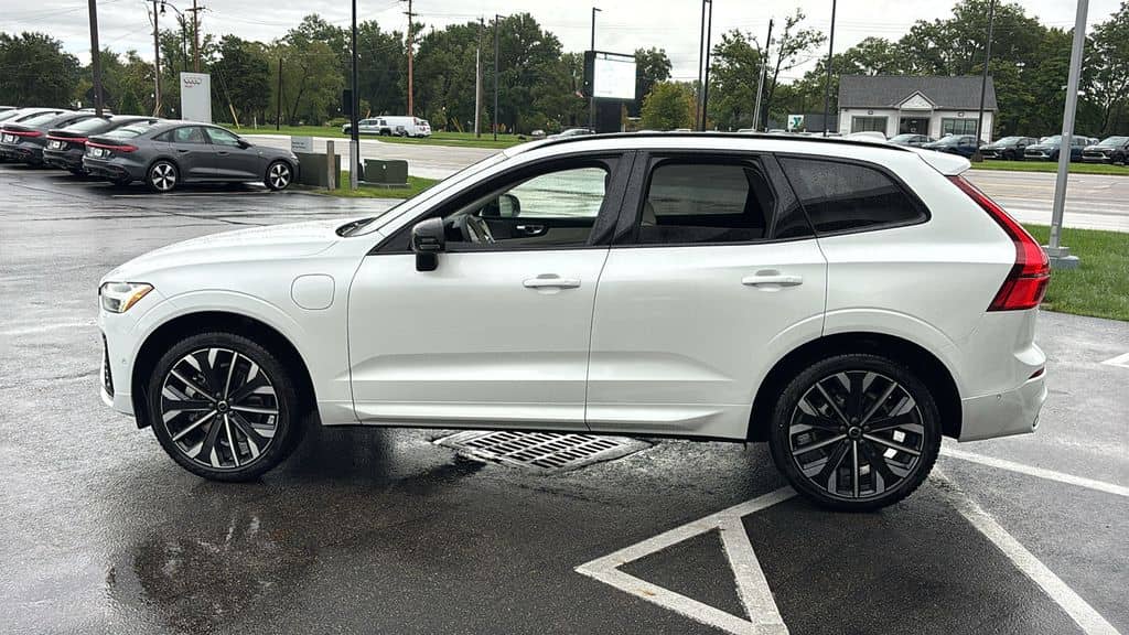 2026 Volvo XC60 - Image 2