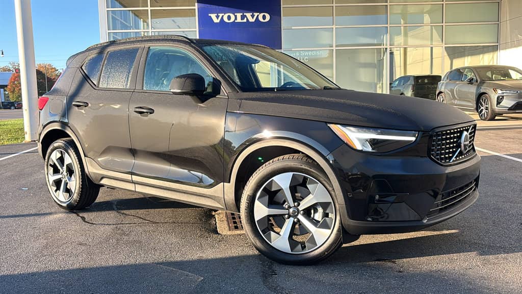 2026 Volvo XC40 - Image 2