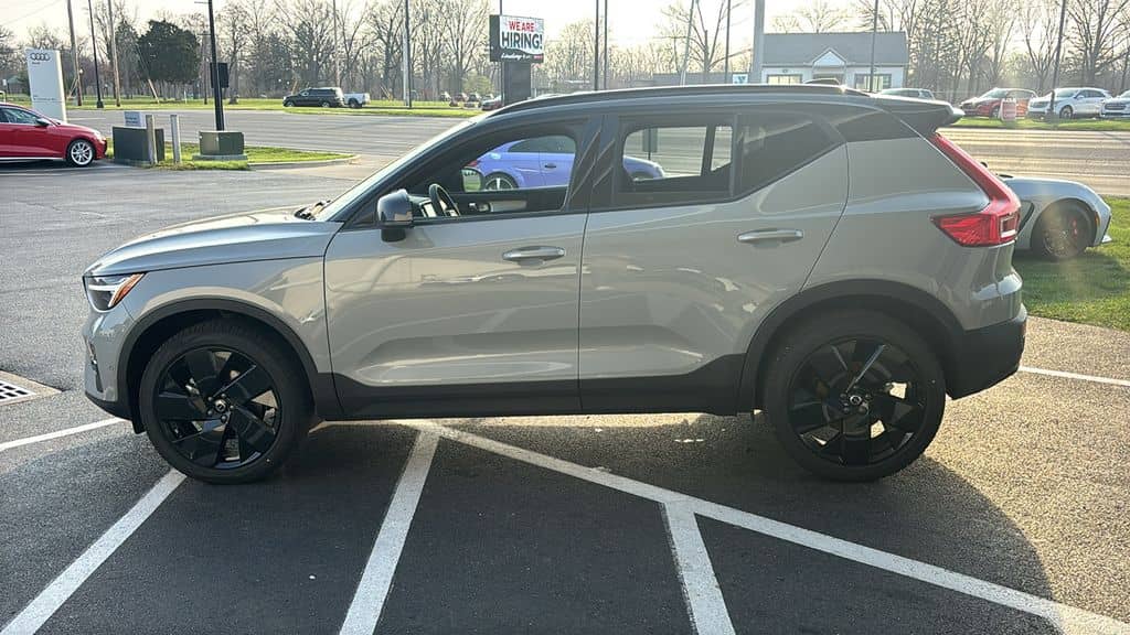 2026 Volvo XC40 - Image 3