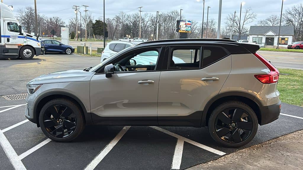 2026 Volvo XC40 - Image 3