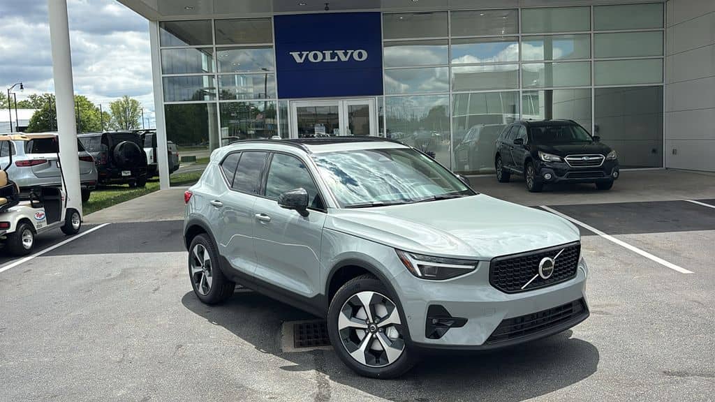 2026 Volvo XC40 - Image 2