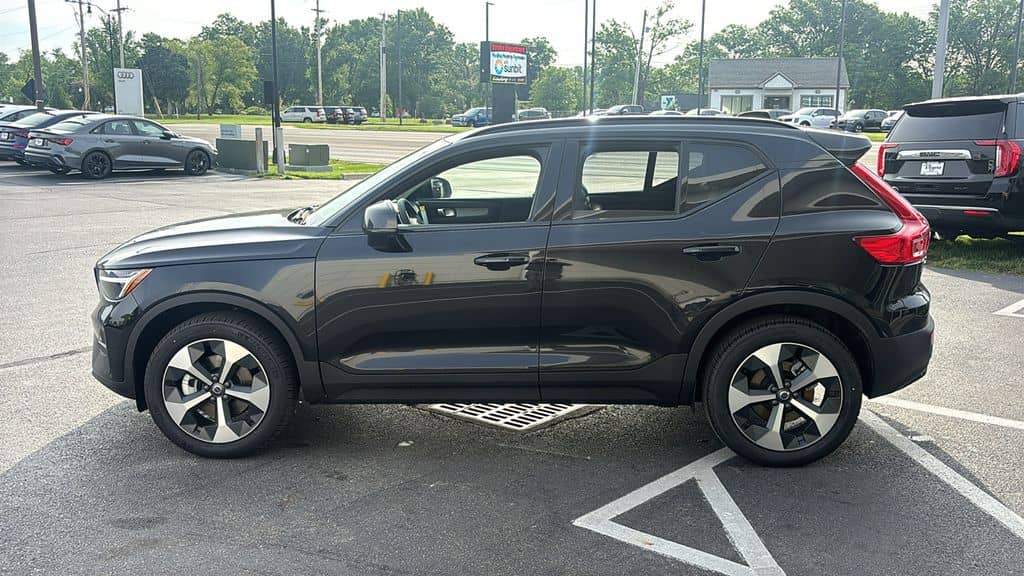 2026 Volvo XC40 - Image 3