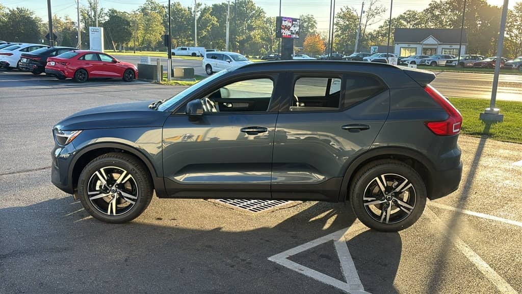 2026 Volvo XC40 - Image 3