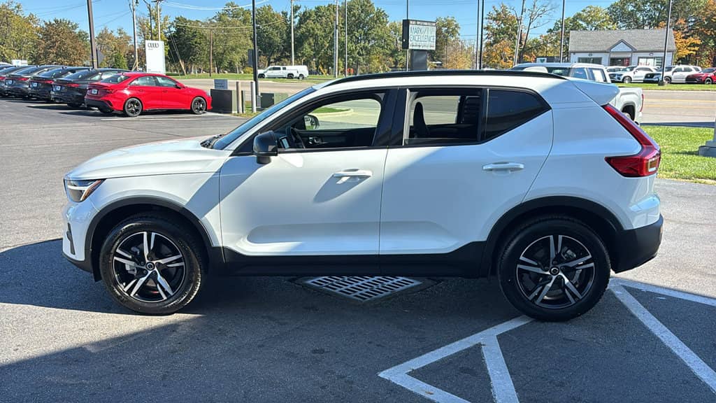 2026 Volvo XC40 - Image 3