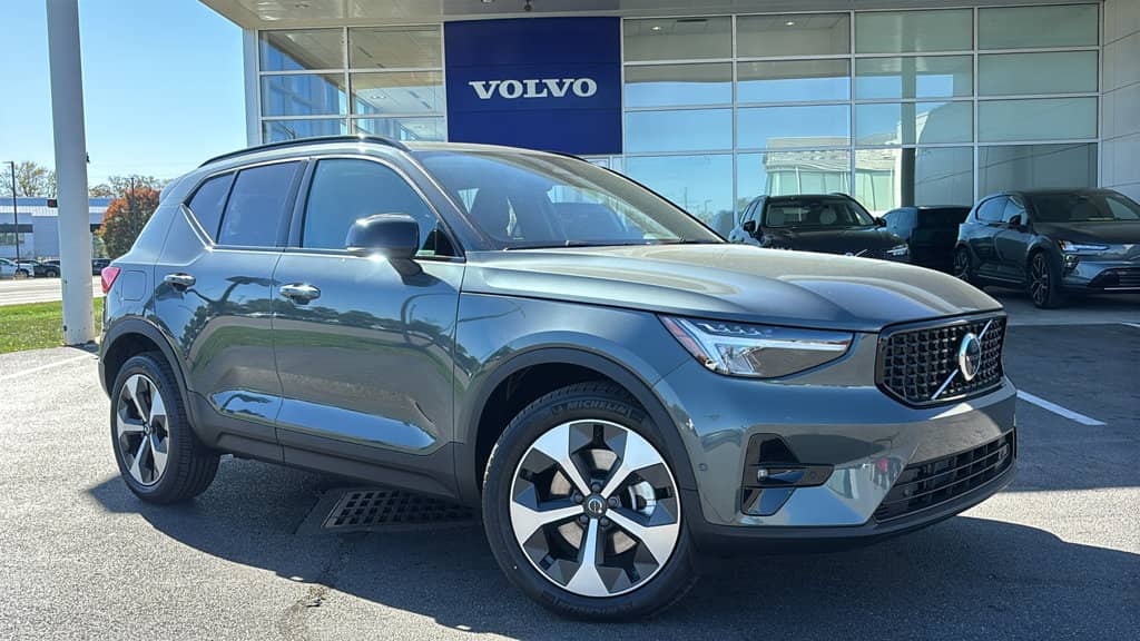 2026 Volvo XC40 - Image 2