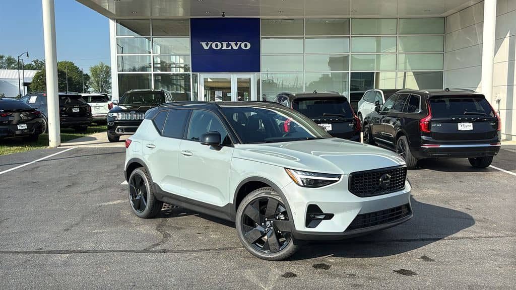 2026 Volvo XC40 - Image 2